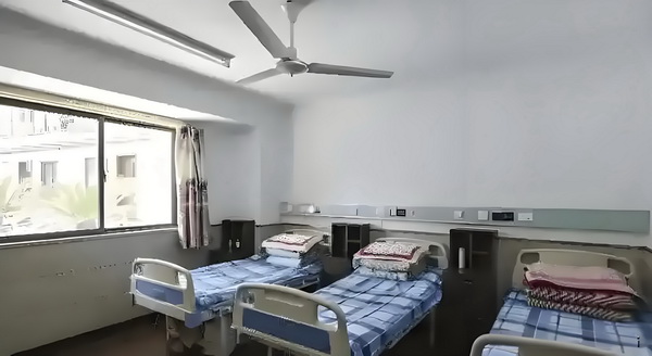 这该颁什么奖？64岁马特乌斯携26岁女友出席金球奖颁奖典礼