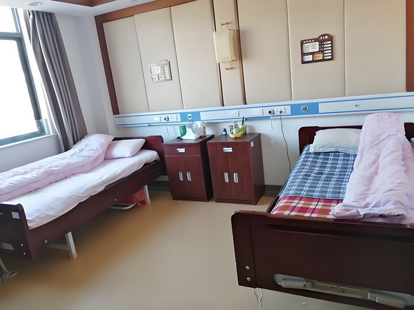 央视三报点评《阵地》，客观评价却遭差评炮轰，网友：不如看阅兵